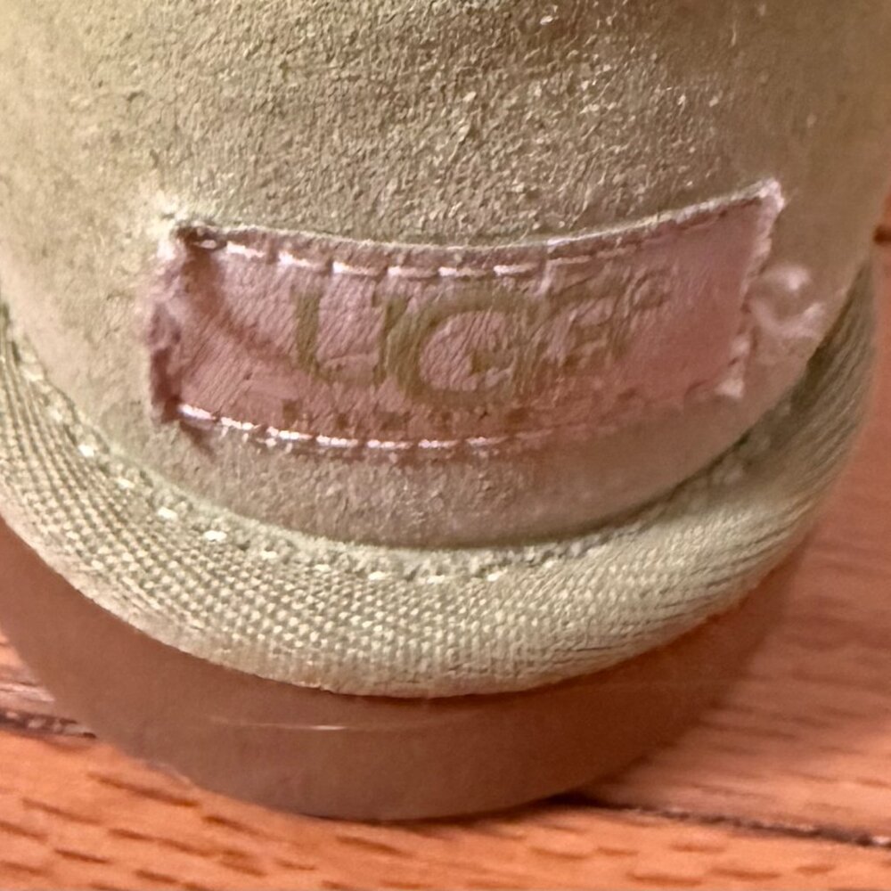 Women's Size 9 chartreuse UGG - Picture 6 of 7